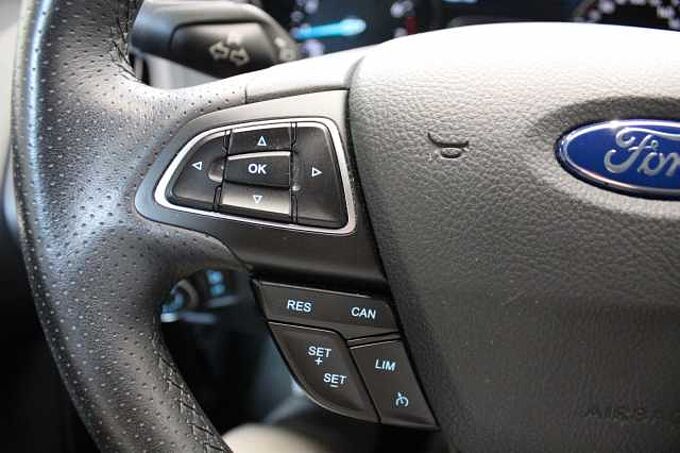 Ford Focus Lim. ST-Line 1.5l/NAVI/KAMERA/SHZ/PDC/TEMP