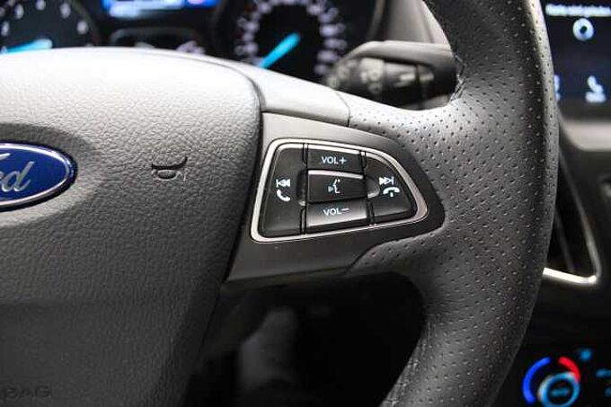 Ford Focus Lim. ST-Line 1.5l/NAVI/KAMERA/SHZ/PDC/TEMP