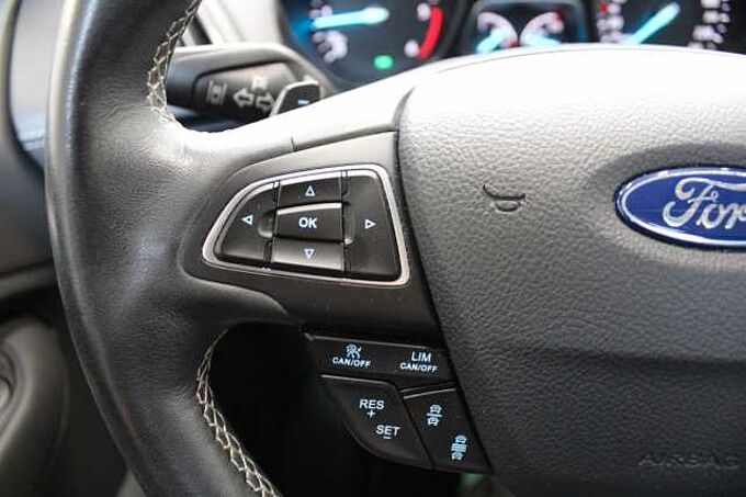 Ford Kuga Vignale 2.0l Auto. /ACC/KAMERA/PANO/MEMORY/