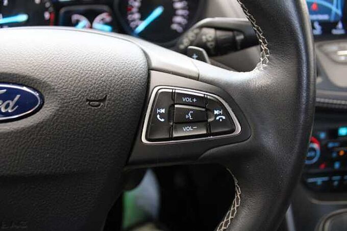 Ford Kuga Vignale 2.0l Auto. /ACC/KAMERA/PANO/MEMORY/