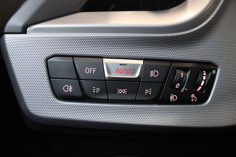 BMW 118 d Limo. Advantage /LED/LIVE-COCKPIT-PLUS/PDC/