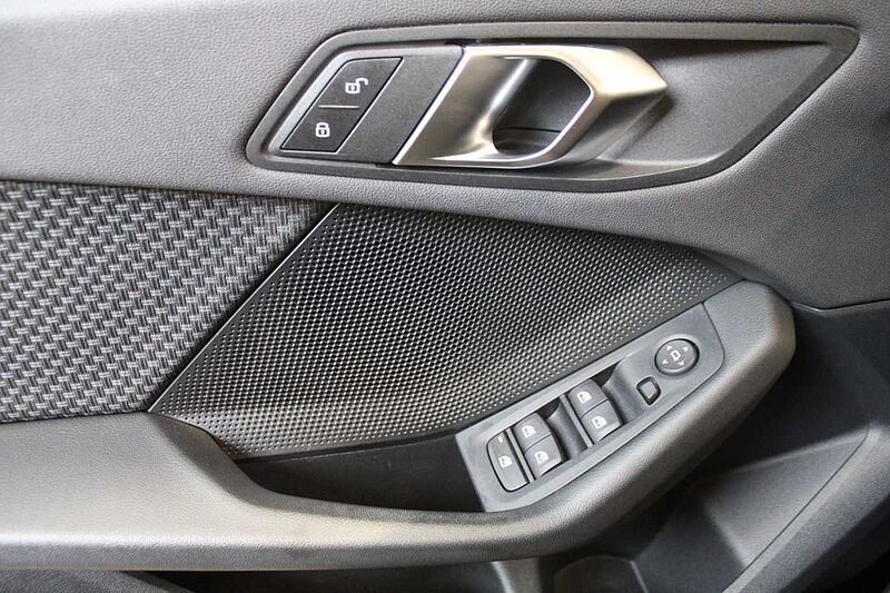 BMW 118 d Limo. Advantage /LED/LIVE-COCKPIT-PLUS/PDC/